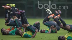 Para pemain melakukan pendinginan usai mengikuti seleksi Timnas Indonesia U-22 di Lapangan SPH Karawaci, Banten, Selasa (21/2/2017).(Bola.com/Vitalis Yogi Trisna)