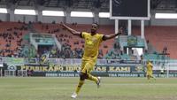 Striker Semen Padang, Vanderlei Francisco, merayakan gol yang dicetaknya ke gawang Tira Persikabo pada laga Shopee Liga 1 di Pakansari, Bogor, Jumat (267/9). Tira Persikabo bermain imbang 1-1 atas Semen Padang. (Bola.com/Yoppy Renato)