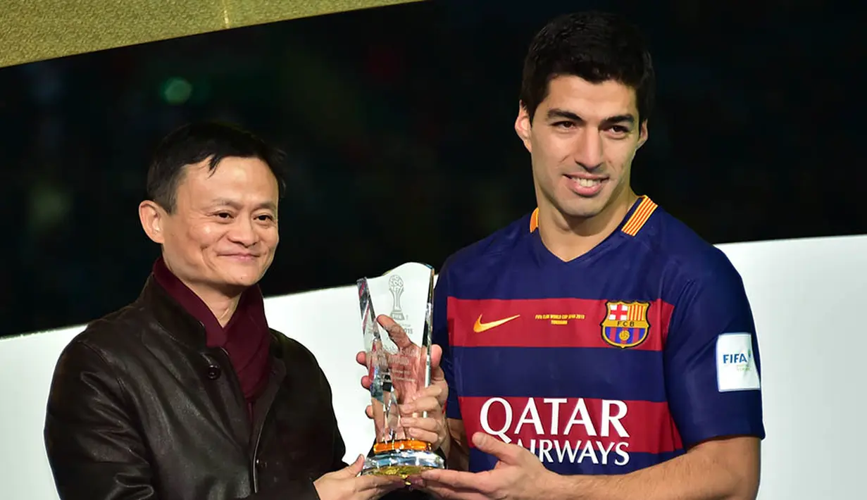 Luis Suarez berhak mendapatkan trofi Bola Emas setelah terpilih sebagai pemain terbaik Piala Dunia Antarklub 2015.  (AFP/Yoshikazu Tsuno)
