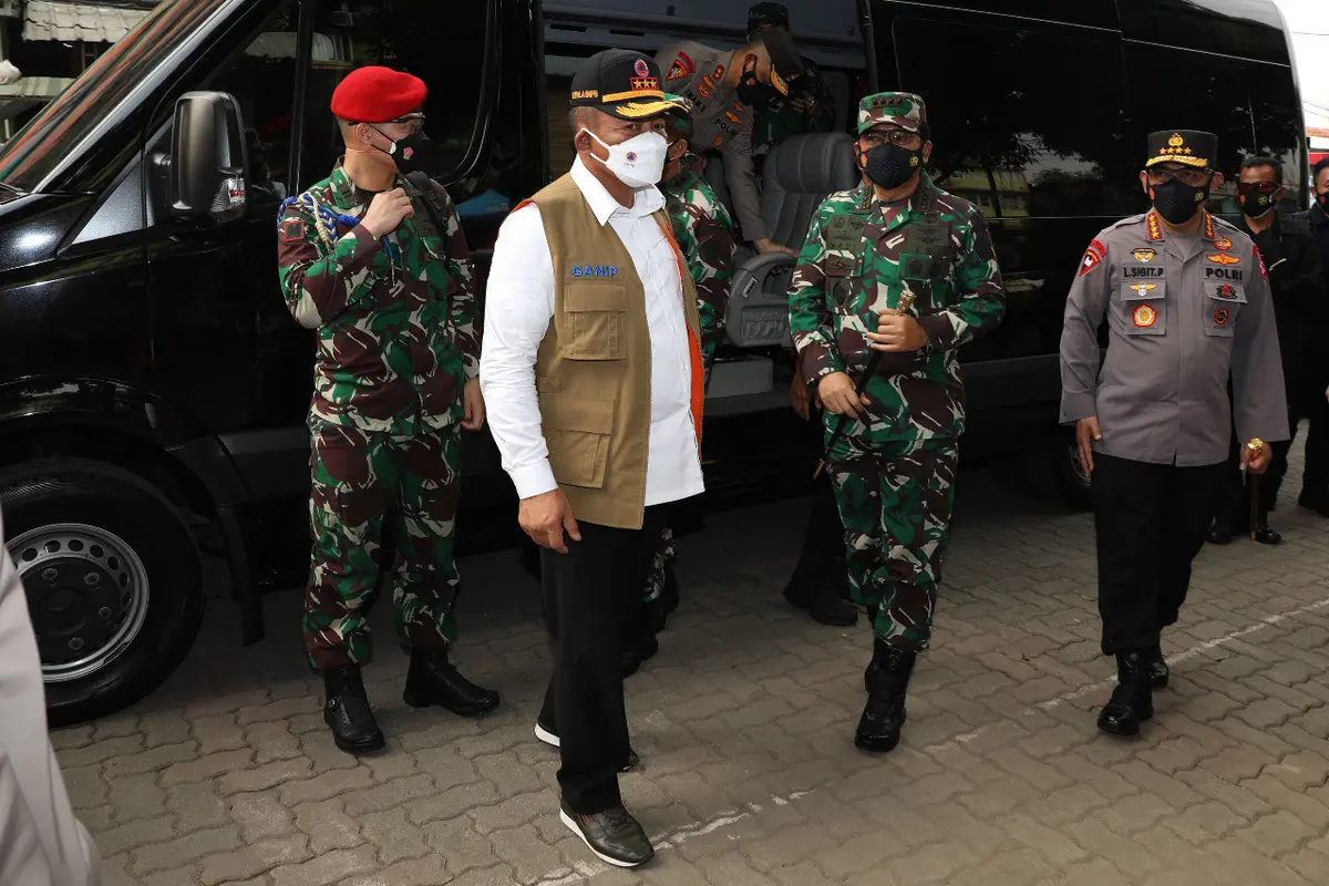 Ketua Satgas Penanganan Covid-19 Ganip Warsito (dua kiri memakai rompi) bersama Panglima TNI Hadi Tjahjanto dan Kapolri Jenderal Listyo Sigit meninjau pelaksanaan program vaksinasi di Rusun Petamburan, Tanah Abang, Jakarta Pusat, Kamis (22/7/2021).
