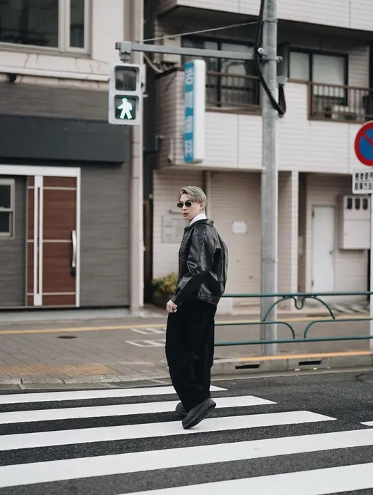 Sementara Rey Mbayang kenakan kemeja putih beserta dasi dan jaket kulit hitam [@dindahw]