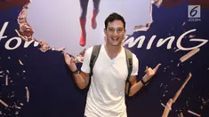 Aktor Mike Lewis berpose di depan poster film Spiderman: Homecoming saat nobar di Gandaria City, Selasa (4/7). Nobar film ini dihadiri oleh beberapa artis seperti Aditia Alkatiri, Raline Shah, dan masih banyak artis lainnya. (Liputan6.com/Herman Zakharia)