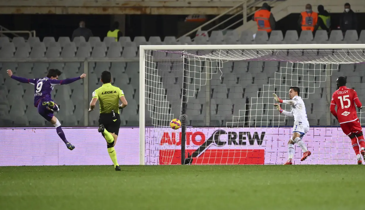 Penyerang Fiorentina, Dusan Vlahovic saat mencetak gol ke gawang Sampdoria pada pertandingan lanjutan Liga Serie A Italia di stadion Artemio Franchi di Firenze, Italia (30/11/2021). Fiorentina menang atas Sampdoria 3-1. (Massimo Paolone/LaPresse via AP)