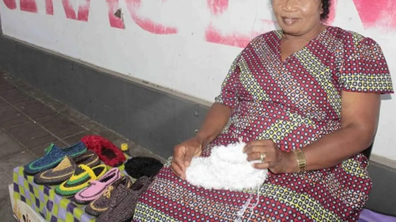 Kreatif, Wanita Ini Ciptakan Sepatu Unik dari Tali Rafia