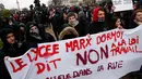 Sejumlah mahasiswa membawa spanduk saat menggelar unjuk rasa di Place de la Nation, wilayah timur Paris, Prancis, Kamis (31/3). Mereka menolak rancangan undang-undang sosialis pemerintah Prancis yang dinilai merugikan pekerja. (Thomas SAMSON/AFP)