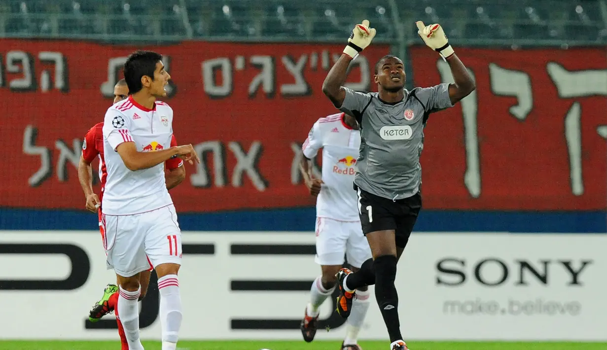 Vincent Enyeama yang telah pensiun pada Juni 2020 bersama LOSC Lille B di Liga Prancis, tercatat mengoleksi satu gol di Liga Champions pada musim 2010/2011 bersama klub Israel, Hapoel Tel Aviv. Gol itu terjadi pada laga matchday kedua Grup B saat Hapoel Tel Aviv kalah 1-3 dari tamunya Olympique Lyon (29/9/2010). Satu gol juga pernah dicetaknya pada babak kualifikasi di musim yang sama saat menang 3-2 atas RB Salzburg. (AFP/Samuel Kubani)