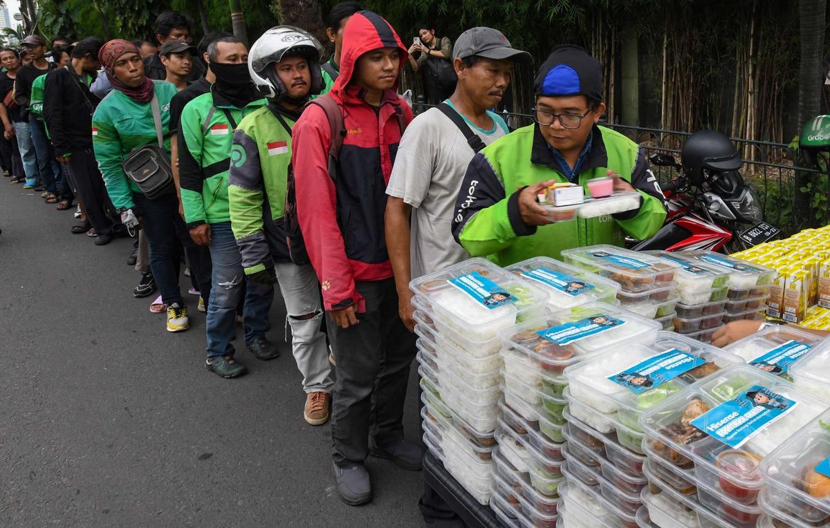 Ratusan warga antre takjil gratis