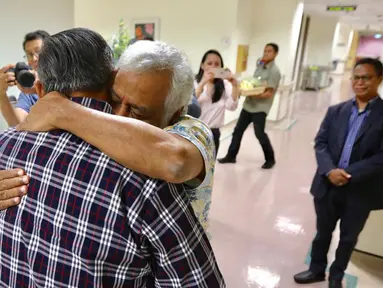 Mantan PM Timor Leste Xanana Gusmao memeluk Presiden RI ke-6 Susilo Bambang Yudhoyono (SBY) di National University Hospital, Singapura, Minggu (24/2). Xanana menjenguk istri SBY, Ani Yudhoyono yang sedang sakit. (Liputan6.com/HO/Anung Anandito)