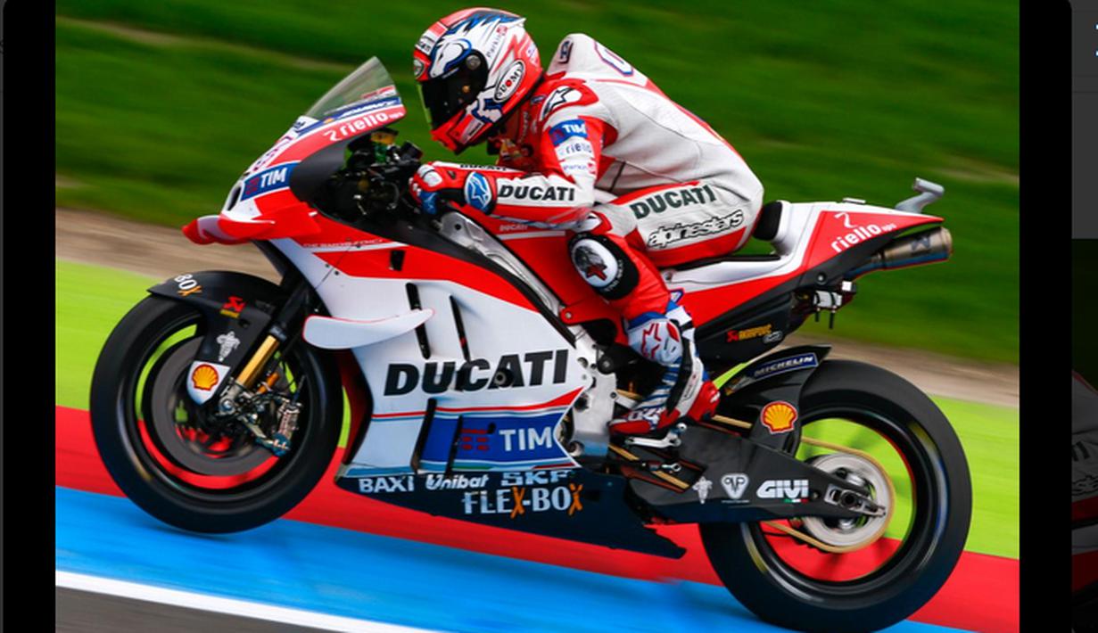 Pebalap Ducati, Andrea Dovizioso, merebut pole position MotoGP Assen setelah menjadi yang tercepat pada sesi kualifikasi, Sabtu (25/6/2016). Dovizioso mencatatkan waktu lap tercepat 1 menit 45,246 detik. (Bola.com/Twitter/MotoGP)