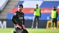 Kiper Liverpool, Alisson Becker tampak bingung usai melakukan blunder saat timnya dikalahkan Leicester City dengan skor 1-3 pada laga lanjutan Liga Inggris 2020/2021, Sabtu malam WIB. (PAUL ELLIS / POOL / AFP)