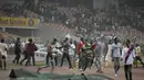 Mereka pun melakukan pelemparan dan pengrusakan berbagai objek di lapangan. (AP/Sunday Alamba)