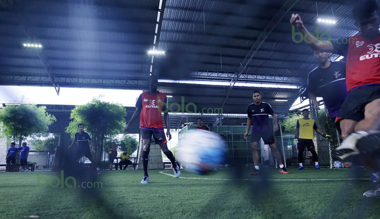Makan Konate (kiri) dan rekan-rekannya saat berlatih bersama di Lapangan Futsal Extreme Park Ipoh, Perak, Malaysia, Jumat (29/01/2016). (Bola.com/Nicklas Hanoatubun)