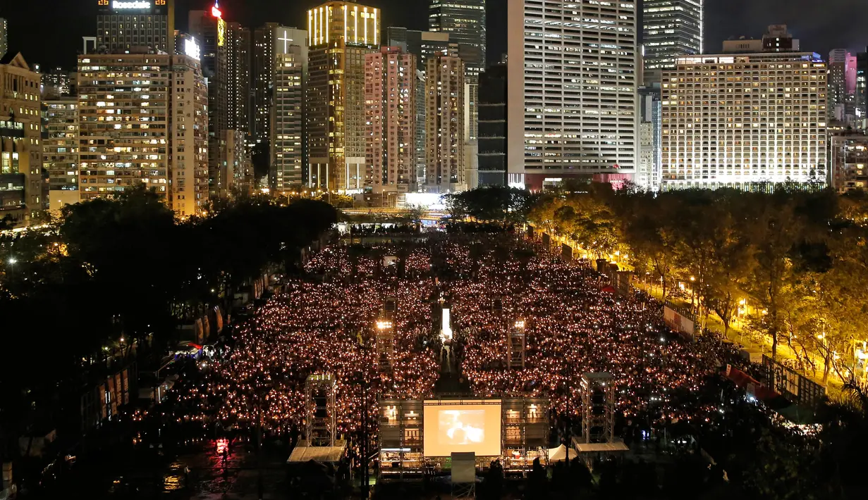 Pemandangan saat ribuan orang berkumpul sambil menyalakan lilin untuk memperingati Insiden Tiananmen di Taman Victoria Hong Kong (4/6). (AP/Vincent Yu)