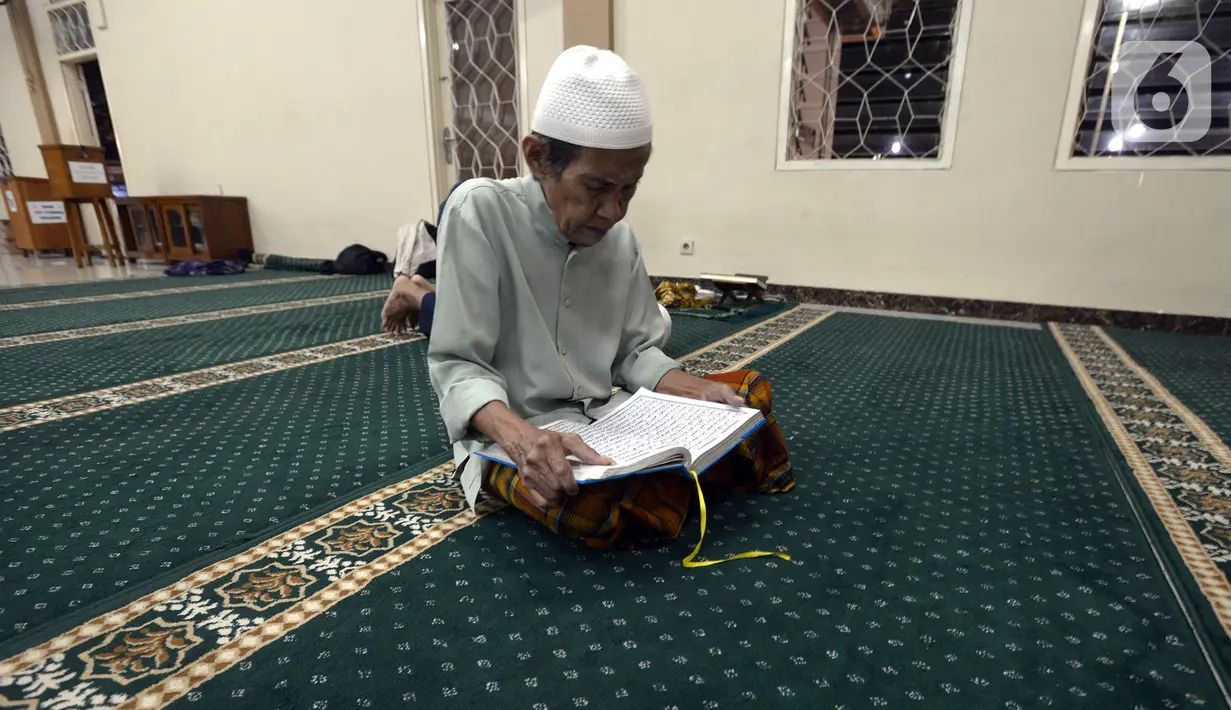 <p>Warga membaca Alquran saat melakukan itikaf pada malam ke-27 bulan puasa Ramadhan 1443 H di Masjid Asy-Syuhada, Cikampek, Kabupaten Karawang, Jawa Barat, Jumat (29/4/2022). Itikaf dilakukan pada 10 hari terakhir bulan Ramadhan dengan membaca Alquran, dzikir, dan selawat untuk mencari rida Allah SWT. (merdeka.com/Imam Buhori)</p>