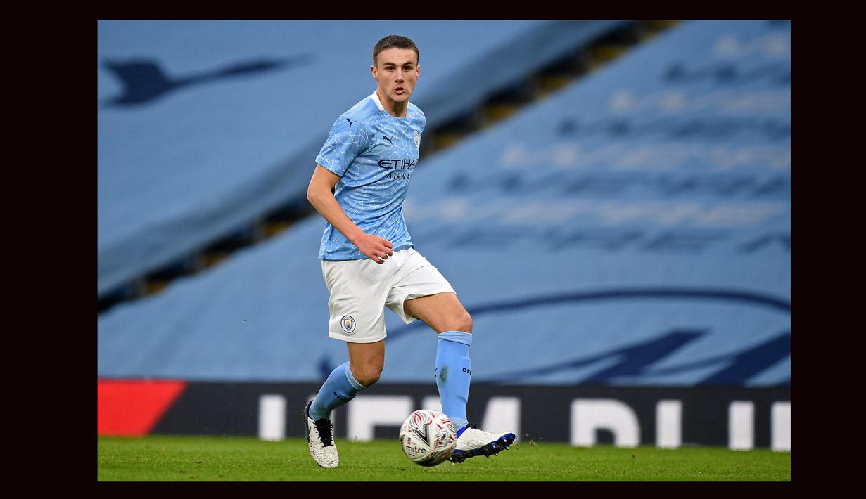 Bek Manchester City, Taylor Harwood-Bellis menguasai bola saat menghadapi Birmingham City pada laga putaran ketiga Piala FA 2020/2021 di Etihad Stadium, Manchester (10/1/2021). Taylor Harwood-Bellis dipinjam Burnley dari Manchester City U-21 pada awal musim 2022/2023. Pemain asal Inggris ini telah tampil dalam 28 laga di Championship dengan torehan 1 gol dan 2 assist. (AFP/Oli Scarff)