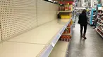 Rak-rak kosong di lorong kertas toilet di toko Walgreens di Buffalo Grove, negara bagian Illinois AS pada Rabu (18/11/2020). Lonjakan kasus COVID-19 di AS membuat orang kembali ke toko untuk menimbun lagi, meninggalkan rak kosong dan memaksa pengecer membatasi pembelian (AP/Nam Y. Huh)