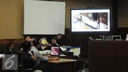 Tim ahli digital forensik membedah rekaman CCTV saat sidang lanjutan kasus kopi maut di PN Jakarta Pusat, Rabu (10/8). Rekaman tersebut memperlihatkan sebelum dan sesudah kejadian di Cafe Olivier. (Liputan6.com/Helmi Afandi)