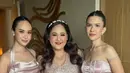 Pamela Bowie dan Michelle Joan tampil cantik jadi bridesmaid, mengenakan gaun nuansa rose gold. [Foto: IG/michellejoan_]