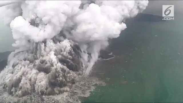 Tsunami Selat Sunda datang dalam senyap. Tak didahului gempa sebagaimana fenomena bencana tsunami yang diketahui awam, bencana ini menelan korban hingga lebih dari 400 jiwa.