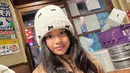 Dalam foto close up, terlihat wajah cantik Abigail dengan senyum tipis dan rambut ikal yang tergerai [@ririnekawati]