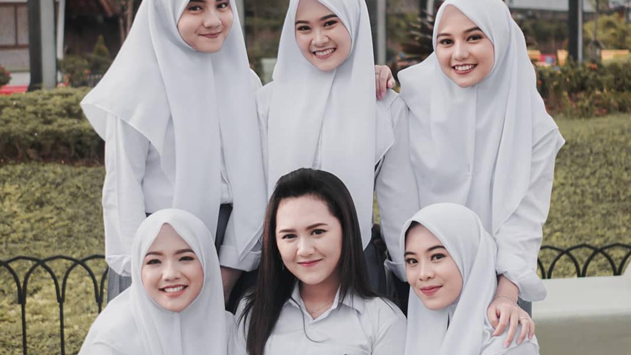 Grup vokal Putih Abu-Abu berkolaborasi bersama pedangdut Happy Asmara (https://www.instagram.com/p/CL6hB4PAr7S/)