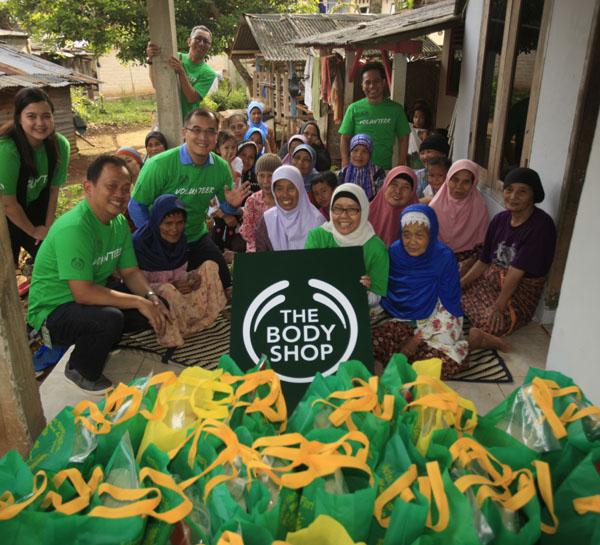 The Body Shop Indonesia tim Bersama Warga Penerima Sembako Ramadan | copyright vemale.com
