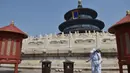 Seorang staf mendisinfeksi tempat sampah di depan Hall of Prayer for Good Harvests di Kuil Surga (Temple of Heaven) di Beijing, ibu kota China, (29/4/2020). (Xinhua/Peng Ziyang)