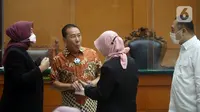 Terdakwa suap penghapusan nama terpidana perkara pengalihan hak tagih Bank Bali dari daftar red notice Polri Djoko Tjandra (kedua kiri) saat menjalani sidang di PN Jakarta Timur, Jumat (11/12/2020). Djoko menyampaikan nota pembelaan atau pleidoi atas tuntutan JPU. (merdeka.com/Imam Buhori)