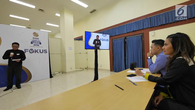 Juri melihat salah satu peserta mengikuti kompetisi News Presenter EGTC 2018 di UGM, Yogyakarta, Selasa (16/10). Selain kompetisi news presenter, EGTC 2018 menghadirkan kompetisi inspiring sharing dan entertainment talk. (Liputan6.com/Herman Zakharia)