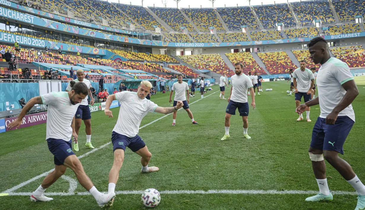 Para pemain Swiss melakukan pemanasan selama sesi latihan di stadion National Arena di Bucharest, Rumania, Minggu (27/6/2021). Pertandingan babak 16 besar EURO 2020 akan mempertemukan Prancis vs Swiss pada Selasa (29/6) dini hari. (AP Photo/Vadim Ghirda)