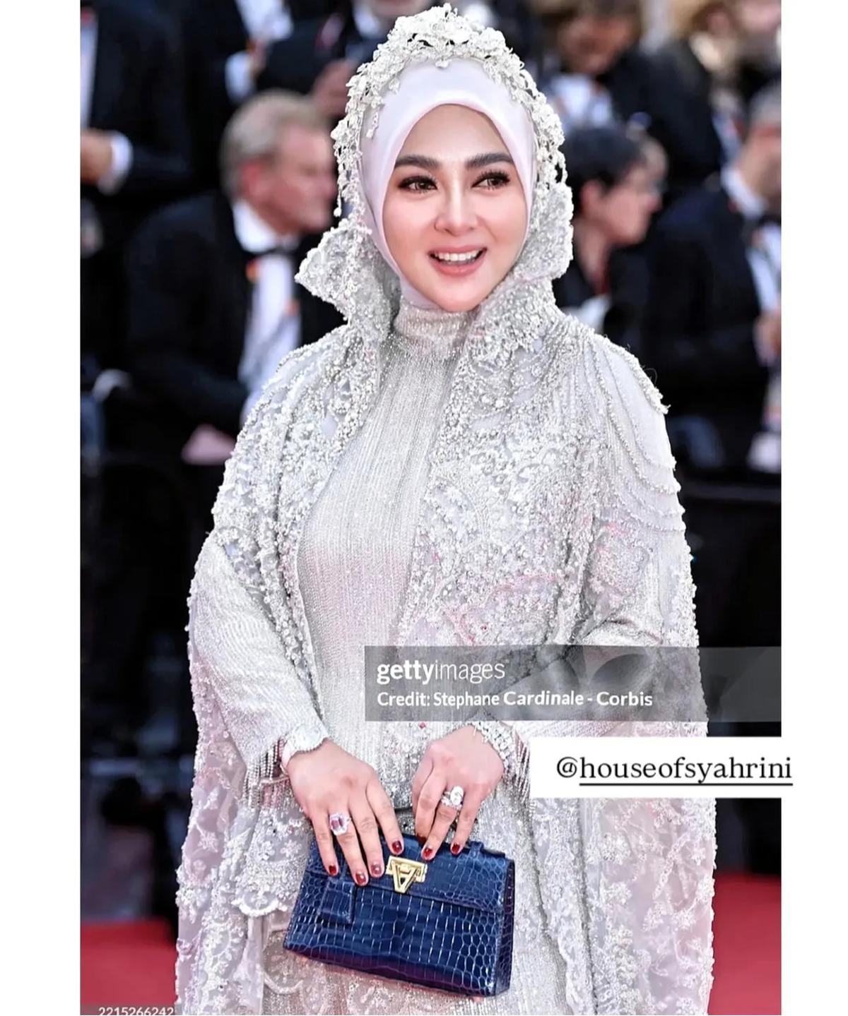 3 Potret Cantik Syahrini Tampil Cetar di Karpet Merah Festival Film Cannes 2025, Pakai Gaun Mewah Serba Silver dan Cincin Berlian