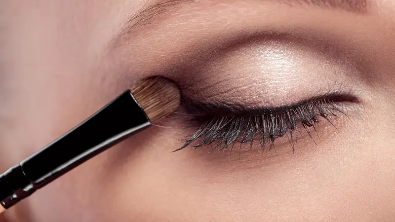 Langkah Mudah Mengaplikasikan Eyeshadow Menjadi Eyeliner Cantik, Bikin Tampilan On Point