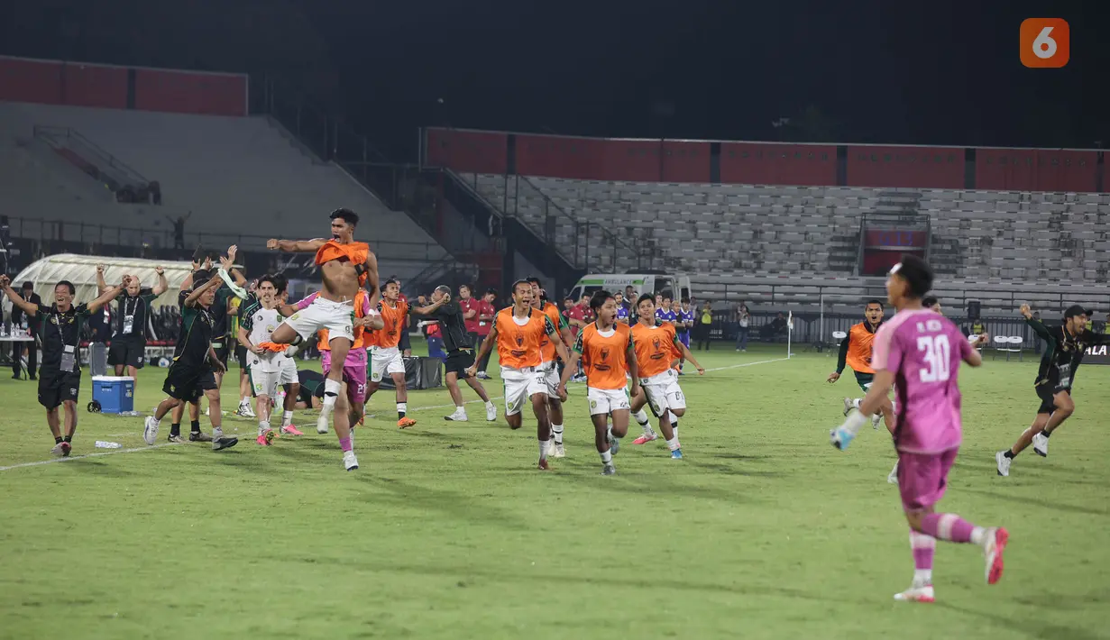 Pemain Persebaya Surabaya merayakan keberhasilan menjuarai Piala Presiden 2026 usai mengalahkan Persib Bandung melalui adu penalti 6-5 pada laga final di Stadion Kapten I Wayan Dipta, Gianyar, Bali, Kamis (6/8/2026). Kedua tim bermain imbang 1-1 hingga babak tambahan waktu sebelum Persebaya memastikan gelar juara lewat adu penalti. (KLY/Budy Santoso)