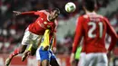 Pemain Benfica, Anderson Talisca (kiri) mencetak gol saat timnya menang melawan FC Zenit pada leg kedua babak 16 besar liga Champions.  (AFP/Patricia De Melo Moreira)