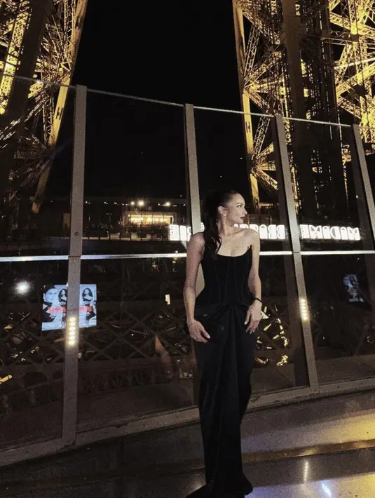 Berpadu dengan gaun hitam karya Stella Rissa, Total look Enzy begitu memesona. [Foto: Instagram/ Enzy Storia]