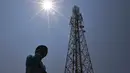 Wisatawan melakukan telepon di dekat tower di Kepulauan Seribu, Rabu, 18/9/2019). PT Tower Bersama Infrastructure Tbk (TBIG) memiliki 26.713 penyewaan dan 15.344 site telekomunikasi tersebar di seluruh indonesia, ditargetkan akan menambah 3000 penyewaan di tahun 2019. (Liputan6.com/Johan Tallo)