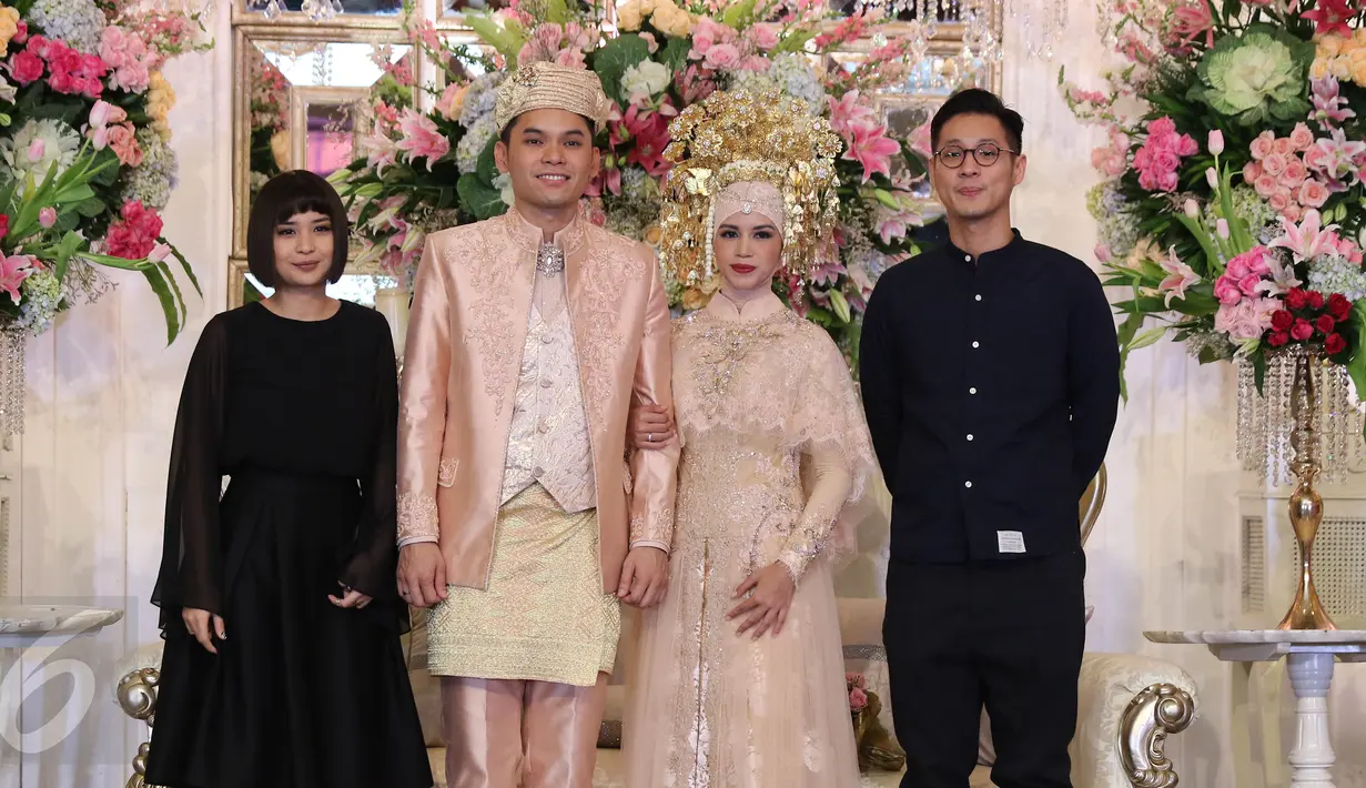 Putri Titian dan Junior Liem berfoto bersama Ben Kasyafani -Nesyana Ayu Nabila pada repsepsi pernikahan kedua Ben di Mega Kuningan, Jakarta, Sabtu (30/7). Acara resepsi pernikahan Ben turut dihadiri oleh sejumlah selebritas. (Liputan6.com/Herman Zakharia)