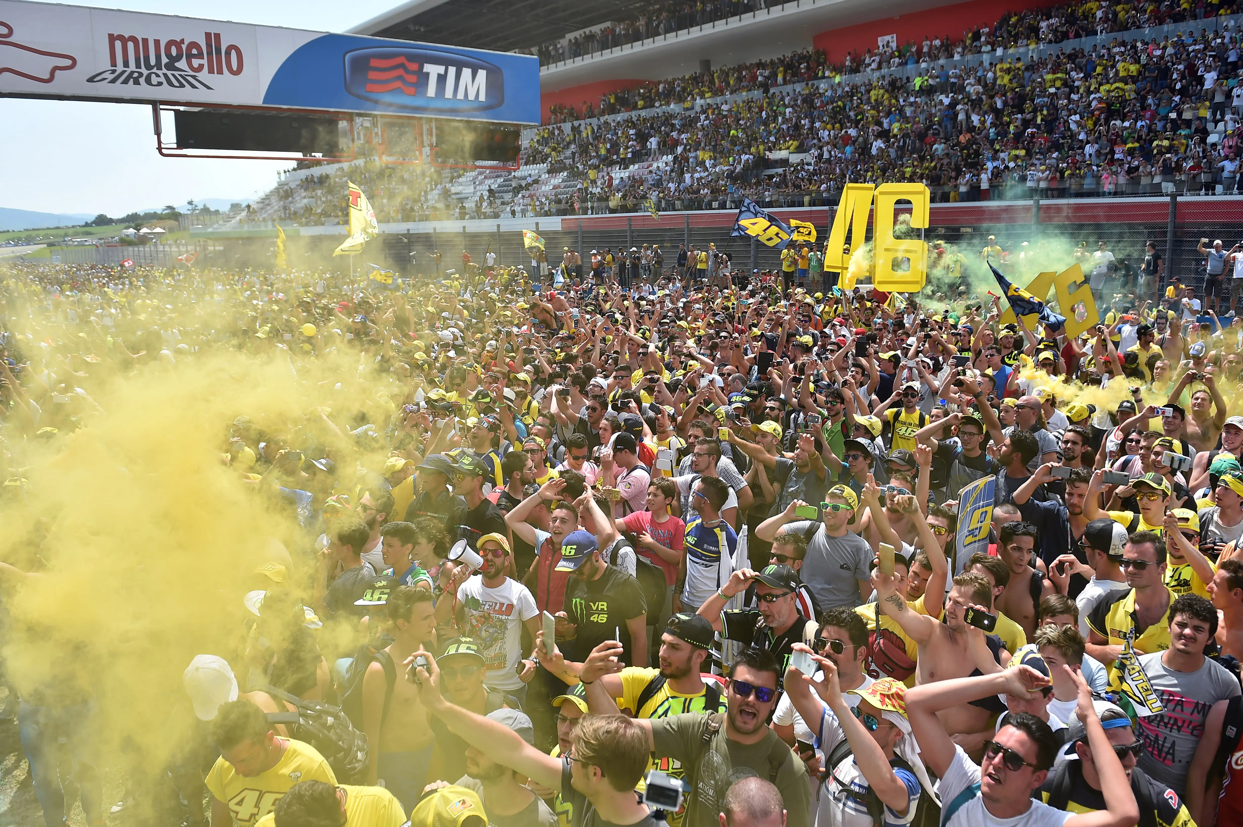 Reaksi pendukung ketika Valentino Rossi naik podium MotoGP Italia 2015. (AFP/Gabriel Bouys)