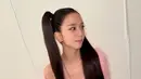 Sebagai sentuhan meriah, ia mengenakan celana pendek glitter silver dan kaus kaki tinggi rajut [@sooyaaa__]