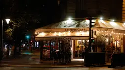 Tumpukan kursi di luar bar yang tutup di Paris di tengah langkah-langkah baru untuk memerangi penyebaran cepat Covid-19 pada Senin (5/10/2020). Seluruh bar dan kafe di Paris – yang diberlakukan siaga maksimum Covid-19 – ditutup selama dua pekan, yang dimulai 6 Oktober. (GEOFFROY VAN DER HASSELT/AFP)