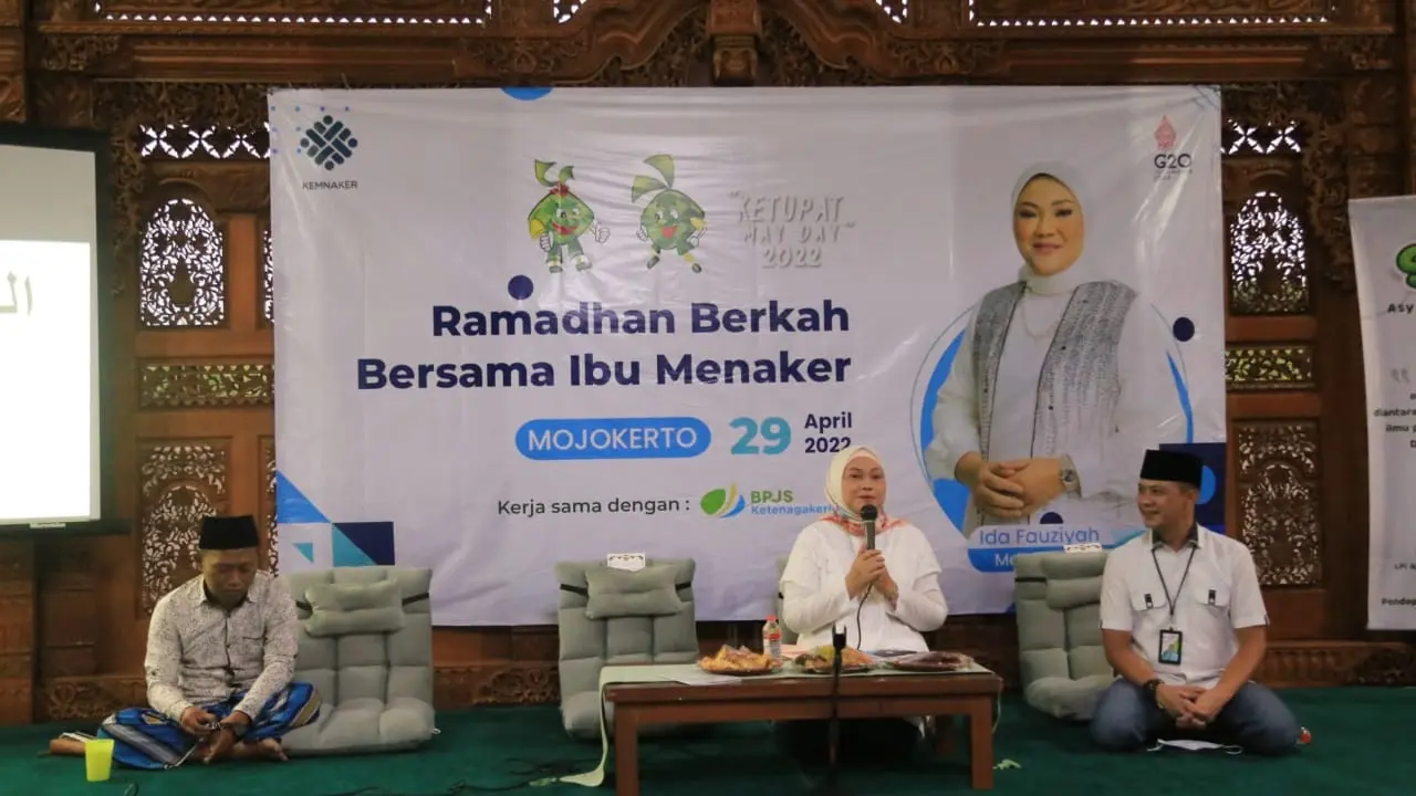 Menteri Ketenagakerjaan, Ida Fauziyah, menyalurkan paket sembako Ramadan (Istimewa)