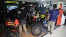 Pengunjung melihat motor-motor modifikasi saat pemeran IIMS Motobike Expo 2019 di Istora Senayan, Jakarta, Jumat (29/11/2019). IIMS Motobike Expo 2019 digelar pada 29 November-1 Desember 2019. (Liputan6.com/Faizal Fanani)