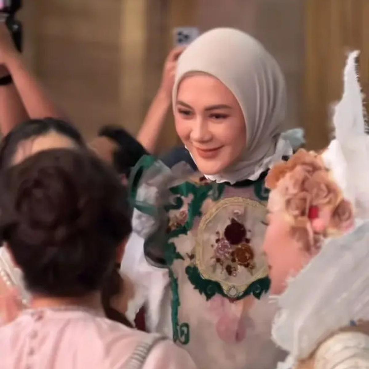 Pesona Paula Verhoeven di 8th Anniversary MS Glow, Anggun dalam Balutan Modest Fashion