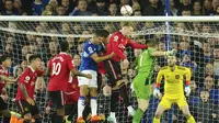 Penjaga gawang Manchester United David de Gea menyaksikan kiper Everton Jordan Pickford bergabung dengan rekan satunya di kotak penalti pada menit-menit terakhir pertandingan Liga Inggris di Stadion Goodison Park, Liverpool, Senin (10/10/2022) dini hari WIB. MU menang 2-1 atas Everton. (AP Photo/Jon Super)