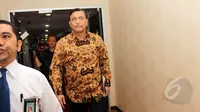 Kepala Staf Kepresidenan, Luhut Binsar Pandjaitan saat tiba di ruang kerja Ketua DPR RI, Jakarta, Kamis (2/4/2015). Kedatangan Luhut dalam rangka berkordinasi terkait pelaksanaan dan peringatan KAA ke-60 di Bandung. (Liputan6.com/Helmi Afandi)