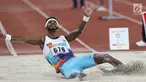 Atlet para atletik asal Srilanka, Gamage Nuwan Indika Maththaka saat mendarat pada lomba lompat jauh T44, T62/T64 putra Asian Para Games 2018 di Stadion Utama Gelora Bung Karno, Jakarta, Jumat (12/10). (Liputan6.com/Helmi Fithriansyah)