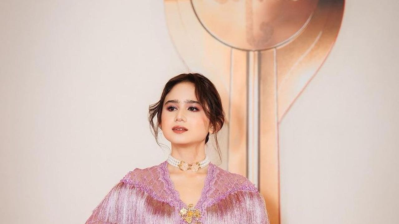 Tampil Dengan Kebaya Modern Berwarna Ungu