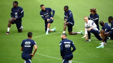 Para pemain Prancis menghadiri sesi latihan menjelang pertandingan persahabatan dengan Bulgaria di Stade de France di Saint-Denis, utara Paris, Senin (7/6/2021). Timnas Prancis akan bersua Bulgaria pada laga uji coba jelang Euro 2020 di Stade de France, Rabu (9/6) dini hari WIB. (FRANCK FIFE / AFP)