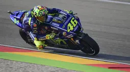 Pebalap Movistar Yamaha, Valentino Rossi, mengikuti sesi latihan bebas ketiga MotoGP Aragon, Sabtu (23/9/2017). Setelah dinyatakan pulih, pebalap asal Italia itu siap untuk tampil pada balapan MotoGP Aragon, Minggu (24/9/2017). (AFP/Javier Soriano)