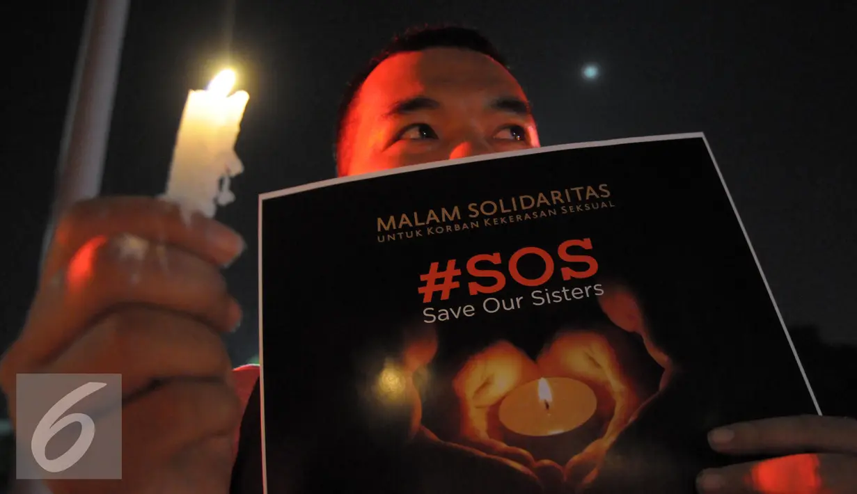 Aktivis menyalakan lilin di Tugu Proklamasi, Jakarta, Jumat (13/5) Malam Solidaritas untuk Korban Kekerasan Seksual dilakukan sekaligus untuk memperingati 40 hari tragedi Wafatnya YY. (Liputan6.com/Helmi Afandi)